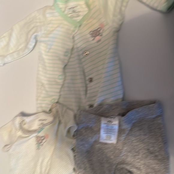 Carter’s newborn Set - Picture 2 of 2